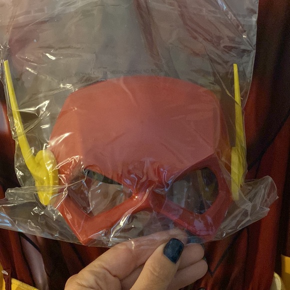 The Flash child muscle costume - size medium (5-7) by Justice League. - Picture 4 of 9